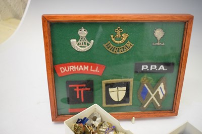 Lot 276 - Framed cap badges, and quantity of loose badges