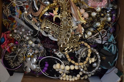 Lot 93 - Quantity of costume jewellery