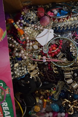 Lot 94 - Quantity of costume jewellery