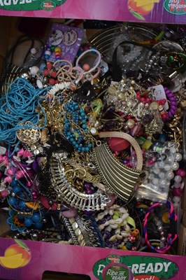 Lot 94 - Quantity of costume jewellery