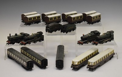 Lot 309 - Quantity of 00 gauge railway trainset locomotives and carriages to include; Bachmann and Hornby