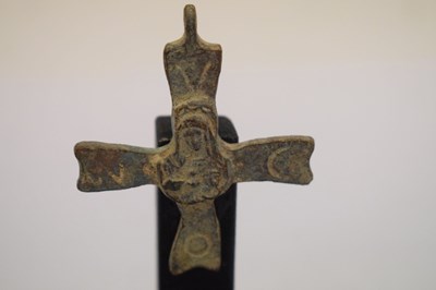 Lot 143 - Antiquities - Alloy cross pendant