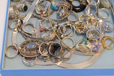 Lot 92 - Assorted silver and white metal jewellery