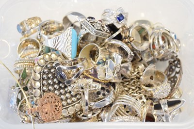 Lot 95 - Selection of silver and white metal rings