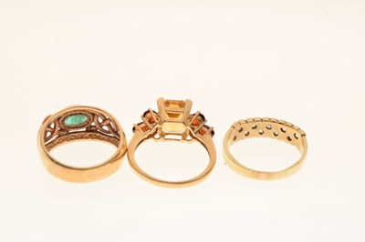 Lot 17 - 9ct gold yellow and rose gold ring