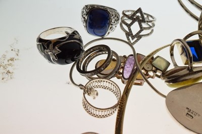 Lot 96 - Assorted silver and white metal jewellery