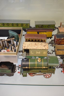 Lot 310 - Quantity of Hornby O gauge railway trainset items