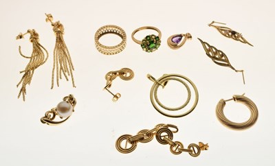 Lot 49 - Assorted gold rings and other jewellery