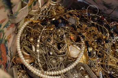 Lot 101 - Large selection of costume jewellery