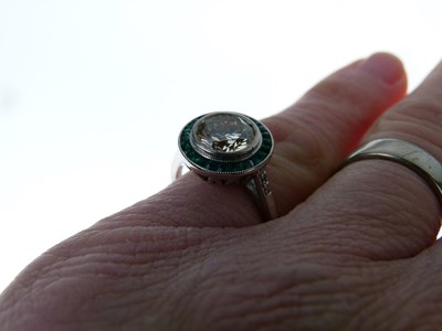 Lot 4 - Diamond and calibré emerald ring