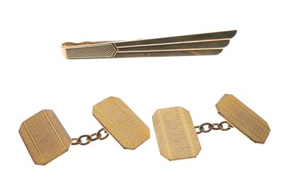 Lot 47 - Elizabeth II 9ct gold tie clip and plated cufflinks