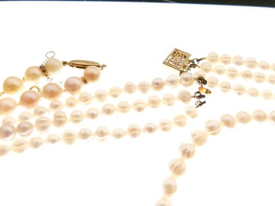 Lot 61 - Five various strings of pearls