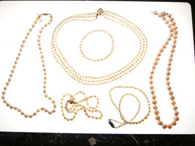 Lot 61 - Five various strings of pearls