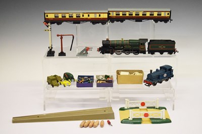 Lot 379 - Hornby Dublo - Quantity of 00 gauge railway trainset items