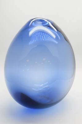 Lot 475 - Large Holmegaard blue glass Soap Bubble vase by Per Lutken