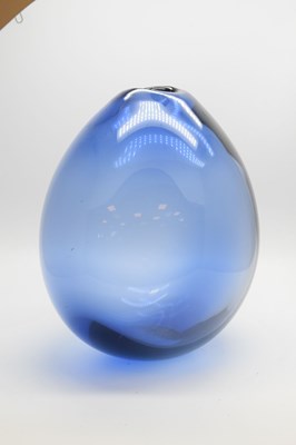 Lot 475 - Large Holmegaard blue glass Soap Bubble vase by Per Lutken