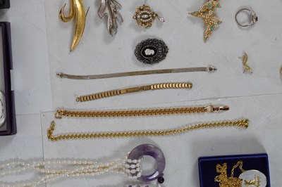 Lot 103 - Quantity of costume jewellery