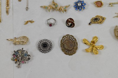 Lot 103 - Quantity of costume jewellery