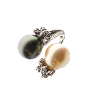 Lot 21 - Cultured pearl and diamond crossover design dress ring