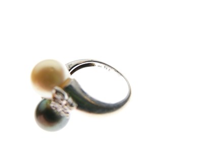 Lot 21 - Cultured pearl and diamond crossover design dress ring