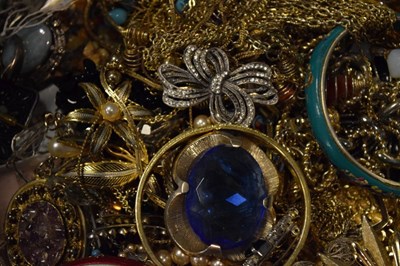 Lot 102 - Quantity of costume jewellery