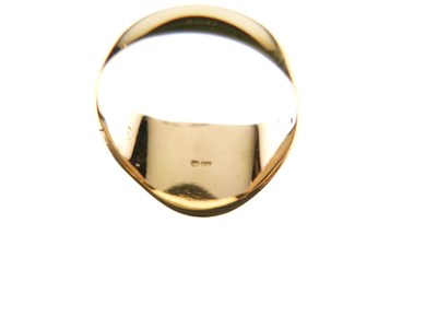 Lot 34 - Yellow metal (18ct) signet ring, 'Esto Fidelis'