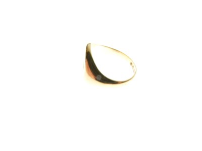 Lot 35 - 18ct gold signet ring