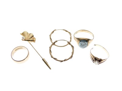 Lot 27 - Three 9ct gold rings, tie pin, hoop earrings