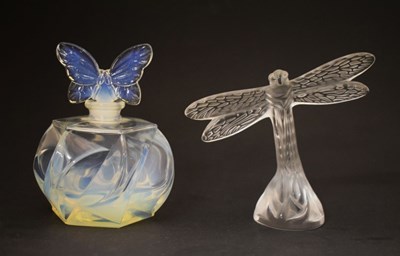 Lot 425 - Lalique - Dragonfly paperweight, together with a Nina Ricci scent bottle