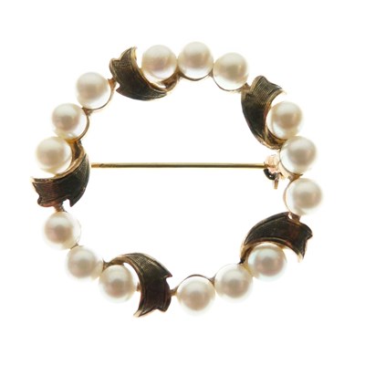 Lot 49 - Yellow metal (9ct) and pearl wreath brooch