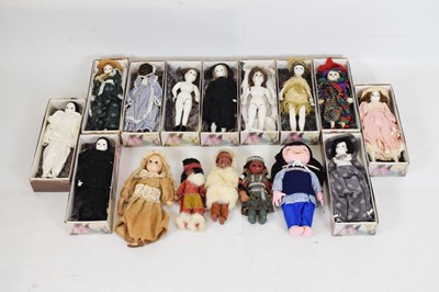 Lot 384 - Mixed quantity of dolls