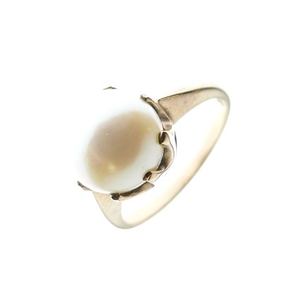 Lot 22 - Yellow metal (9ct) ring set single pearl