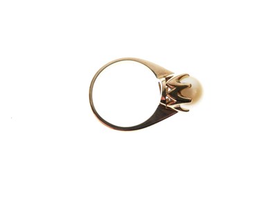 Lot 22 - Yellow metal (9ct) ring set single pearl