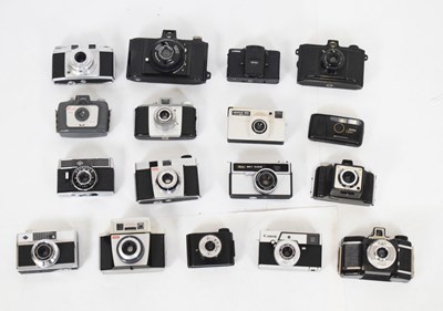 Lot 313 - Mixed group of vintage cameras