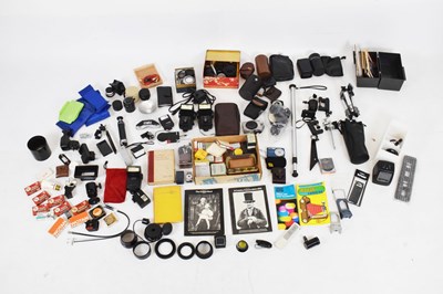 Lot 319 - Mixed quantity of camera accessories, etc