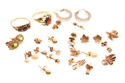 Lot 23 - Assorted 9ct gold, yellow metal and unmarked jewellery