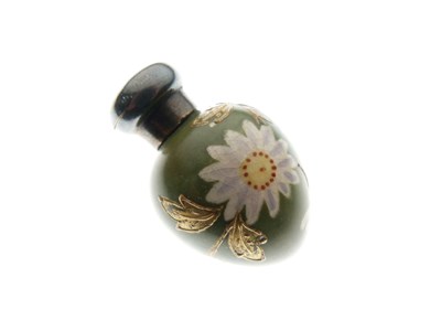 Lot 226 - Victorian egg-shaped scent bottle with beadwork bag