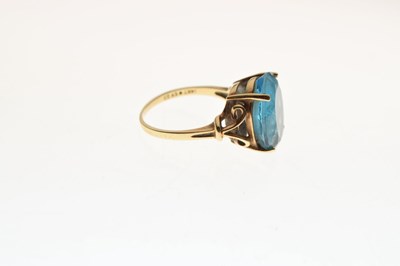 Lot 10 - Dress ring set large facetted blue stone
