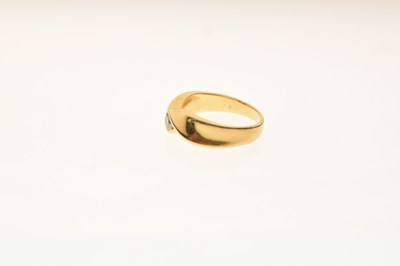 Lot 4 - Yellow metal (750) and solitaire diamond ring