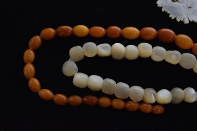 Lot 58 - Graduated amber bead necklace