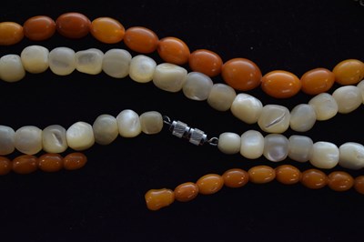 Lot 58 - Graduated amber bead necklace