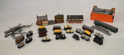 Lot 368 - Mixed group of 00 gauge railway trainset wagons and rolling stock