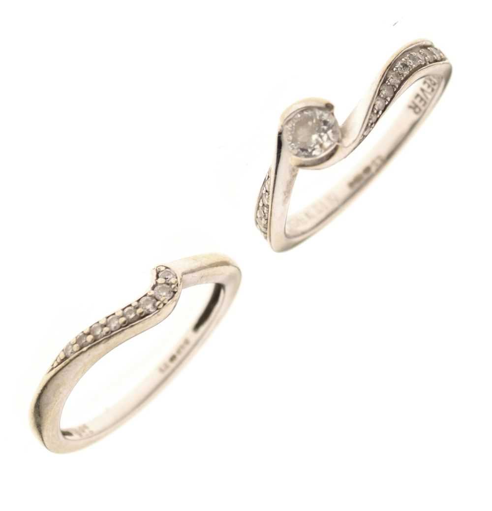 Lot 5 - 18ct white gold diamond set ring