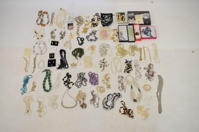 Lot 90 - Mixed quantity of costume jewellery