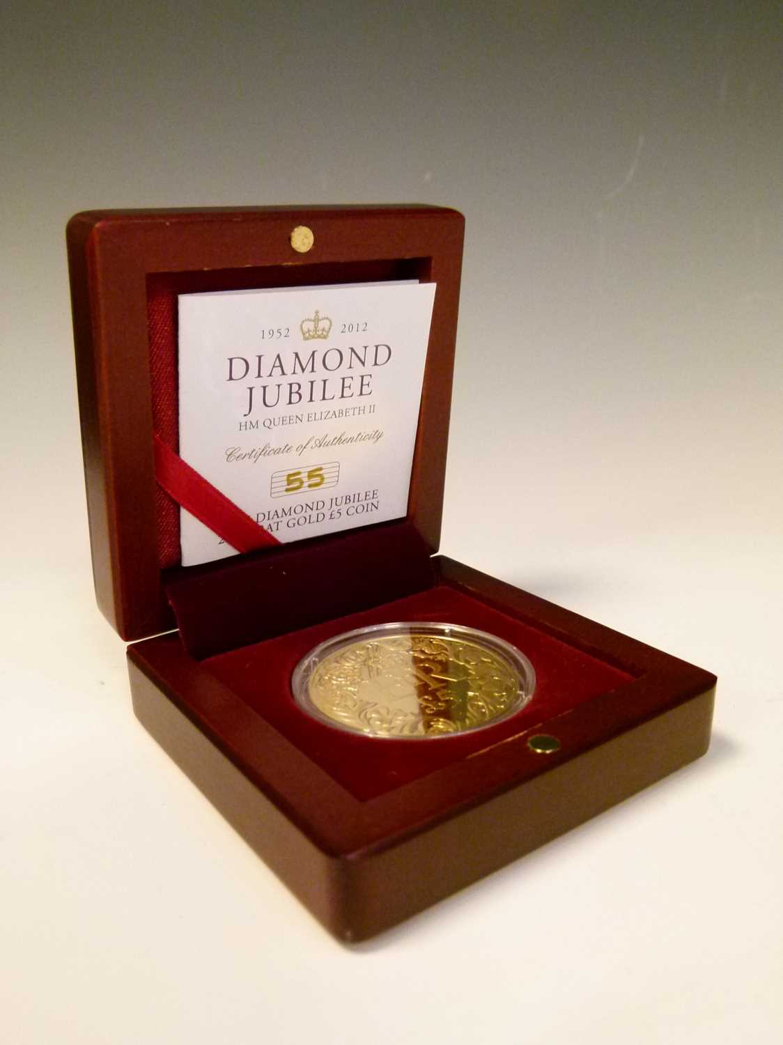 Lot 161 - Elizabeth II Diamond Jubilee Guernsey 22ct gold limited edition £5 coin