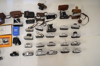 Lot 264 - Mixed quantity of vintage cameras