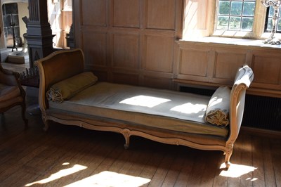 Lot 98 - 20th Century cream-painted day bed