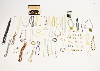Lot 89 - Quantity of costume jewellery