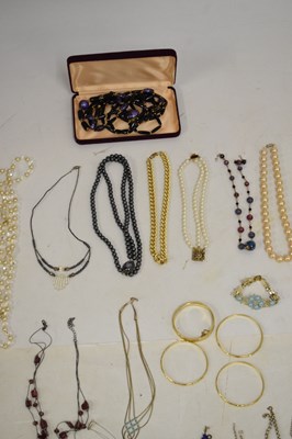 Lot 89 - Quantity of costume jewellery