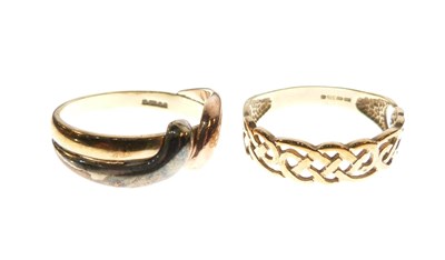 Lot 26 - 9ct gold Celtic knot design ring
